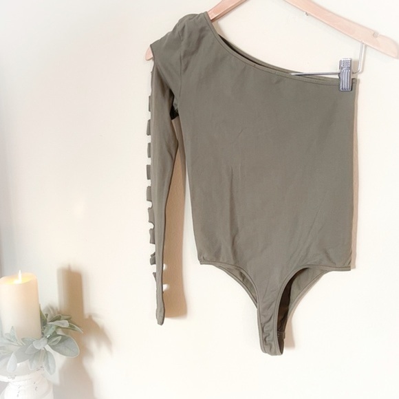 NWOT Bebe One Shoulder Army Bodysuit Top - Picture 1 of 5